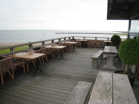 Het terras van restaurant Schokkerhaven met uitzicht over het Ketelmeer
